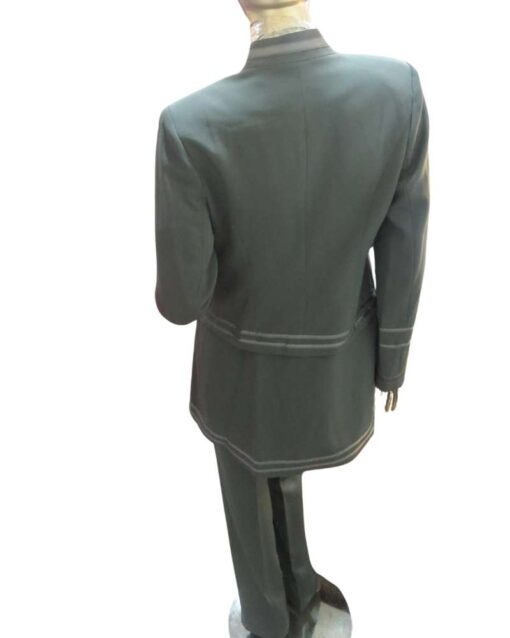 Classic Three-Piece Suit with Buttoned Jacket - Image 4